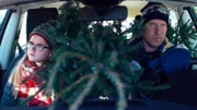 Floor (Bobbie Mulder) und Jan (Ferdi Stofmeel) haben einen sehr großen Weihnachtsbaum gekauft.