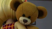 Endlich kann Cecily ihren Teddy in den Arm nehmen – und er spricht sogar.