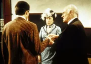 Reverend Alden (Dabbs Greer, r.) versucht, die Ehe von Mrs. Oleson (Katherine MacGregor, M.) und Mr. Oleson (Richard Bull, l.) zu retten.