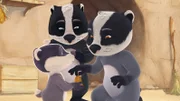Matteo und Luis schenken ihrer kleinen Schwester eine kleine Glocke.