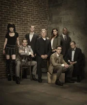 (8. Staffel) - Die Mitglieder des Naval Criminal Investigation Service: Leon Vance (Rocky Carroll, 2.v.r.), Tim McGee (Sean Murray, 3.v.l.), Dr. Donald Mallard (David McCallum, r.), Anthony DiNozzo (Michael Weatherly, 2.v.l.), Abby Sciuto (Pauley Perrette, l.), Leroy Gibbs (Mark Harmon, 4.v.l.), Ziva David (Cote de Pablo, 4.v.r.) und Jimmy Palmer (Brian Dietzen, 3.v.r.) ...