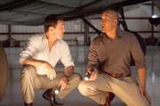 Jesse Porter (Coby Bell, r.) verfolgt eine Spur, die zum Waffenhandel im großen Stil in den Hafen von Miami führt. Auch Michael Westen (Jeffrey Donovan) kümmert sich um den Fall.