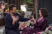 Phil (Joel McHale, l.); Karen Walker (Megan Mullally, r.)