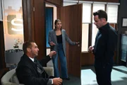 Als Justus (Matthias Brüggenolte, r.) Richard (Silvan-Pierre Leirich) einweihen will, grätscht Lucie (Julia Wiedemann) dazwischen.
