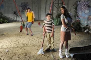 "The Middle", "Der Duft des Sommers (1)." In diesem Sommer wollen Frankie und Mike mehr Zeit mit ihren Kindern verbringen und so fahren sie mit ihnen ins Autokino. Dort beginnen Sue, Axl und Brick eine Diskussion, wer wohl das Lieblingskind ihrer Eltern sei. Besonders Sue ist darüber sehr verunsichert. Während Frankie versucht alle zu beruhigen und von der unendlichen Liebe von Eltern für ihre Kinder spricht, verplappert sich jedoch Mike. Dies hat weitreichende Folgen. Im Bild (v.li.): Charlie McDermott (Axl Heck), Atticus Shaffer (Brick Heck), Eden Sher (Sue Heck).