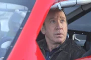 Im Gegenzug dafür, dass Mike (Tim Allen) den Rennwagen von Nascar-legende Tony Stewart fahren kann, lässt er den Rennfahrer hinter dem Steuer seines Pick-Ups Platz nehmen ...