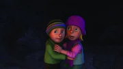 Sarah und James fürchten sich in der großen, kalten Höhle.