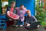 Fritz Fuchs (Guido Hammesfahr, l.) will dem Kranichranger Felix (Knut Berger, r.) helfen, die Kranichstation zu retten. Bloß, seit wann interessiert sich David (Daniel Zillmann, M.) so für diese Vögel? Oder geht es ihm mehr um Felix selbst?