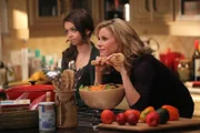 L-R: Haley Dunphy (Sarah Hyland), Claire Dunphy (Julie Bowen)