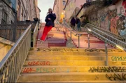 Nach ihrer klassischen Ausbildung lässt sich Ariane in den Straßen von Lyon vom Breakdance inspirieren.