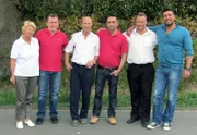 Die Trödelprofis Otto Schulte (2.v.li.), Mauro Corradino (3.v.re.) und Sükrü Pehlivan (re.) unterstützen Bruno (3.v.li.), desen Ex-Frau Irmgard (li.) und Sohn Marco (2.v.re.)