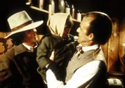 Mr. Oleson (Richard Bull, r.) hat Streit mit seiner Frau. Charles (Michael Landon, l.) besucht ihn mit Carrie (Lindsay Sidney Greenbush).