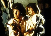 Charles (Michael Landon, l.) erzählt Carrie (Lindsay Sidney Greenbush, r.) eine Weihnachtsgeschichte.