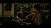 Zwei Männer trinken.