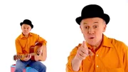 Robert Metcalf singt das Lied vom kleinen, krabbelnden Regenwurm.