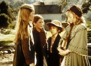 Mary (Melissa Sue Anderson, l.) und Laura (Melissa Gilbert, 2.v.l.) trösten die Oleson-Kinder Nellie (Alison Arngrim, r.) und Willie (Jonathan Gilbert).