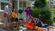 Entsetzt schauen Opa Dennis, Evi, Romy und Frau Hobbs sowie die Hunde Wuffel und Nelly zu, wie die Lieferantin der Klorollen stolpert.