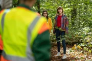 Flora Freytag (Carla Hütterman, re.) und Rosa Panowski (Karlotta Hasselbach, li.) stellen fest, dass der Wald abgeholzt werden soll.