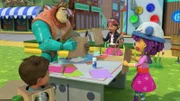Bevel, Bitz und Fleur tun ihr Bestes, um einen Ersatzhelm zu bauen.