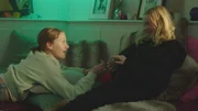 Sanne (Tilde Ender Søvik, r.) hat sich bei ihrer Freundin Tara (Maya Ystenes) entschuldigt. Die beiden verstehen sich jetzt wieder gut.