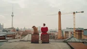 Beutolomäus und Sascha (Wayne Carpendale) sitzen zusammen auf dem Dach eines Hochhauses und fragen sich, wie das Treffen der vier Elfenschwestern verläuft.