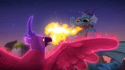 Der Phönix wird von einem Drachen angegriffen.