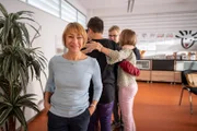 Martina Stocker (Gitta Schweighöfer) mit ihren SchülerInnen.