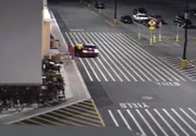 Überwachungskamera-Aufnahme: Timothy Smith steigt in ein schwarzes Auto vor Walmart ein.