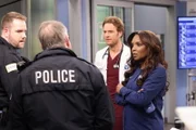 Chicago Med Staffel 8 Folge 11 Nick Gehlfuss als Dr. Will Halstead (2.v.r.), Marlyne Barrett als Maggie Lockwood (r.)