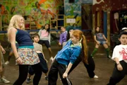 Kat (Alicia Banit, li.) hat mal wieder Mist gebaut. Sie soll Kindern, mit sozial schwachem Hintergrund, in einer örtlichen Tanzschule ein paar Moves beibringen.