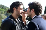 Lorenzo (Giacomo Giorgio, l.) und Luca (Lino Guanciale, r.) sind sich Spinne Feind. Hat das etwas mit Alex (Sophie Pfennigstorf, M.) zu tun?
