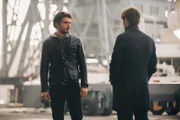 Lorenzo (Giacomo Giorgio, l.) und Luca (Lino Guanciale, r.) begegnen sich zufällig auf der Werft. Was verbindet die beiden?