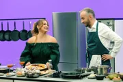 Jan Böhmermann (r.) mit Enissa Amani (l.) in der Sendung "Böhmi brutzelt".