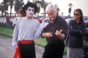 Tod (David Ackert, l.); Dr. Mark Sloan (Dick Van Dyke, r.)