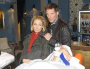 Iris (Kristin Meyer) und Alexander (Clemens L^hr) müssen hilflos mitansehen, wie der verletzte Lenny (Alexander Becht, lieg.) ins Krankenhaus gebracht wird. Ayla hat begriffen, dass Tayfun sich über die Jahre zum Guten gewandelt hat. Doch es fällt ihr noch immer schwer, liebevoll auf ihn zuzugehen. Als schließlich Tayfuns Geburtstag naht, erfährt sie, dass er diesen Tag aus Scham über seine Missetaten schon lange nicht mehr feiert. Nur durch eine Lüge gelingt es Pia, den finanziellen Flop der Silvesterparty vor Leon zu verheimlichen. Für John ist es zwar inakzeptabel, Leon zu belügen, doch als Leon ihm eine Steilvorlage gibt, ihm den enttäuschenden Partygewinn vorerst zu verschweigen, schwenkt er doch um. Noch bevor der reumütige Lenny für den ohnmächtigen Reimann den Arzt rufen kann, verliert auch er das Bewusstsein. Durch schieren Zufall werden die beiden von Iris entdeckt, die sie besorgt ins Krankenhaus bringen lässt. Als Lenny wieder zu sich kommt, überrollen ihn sein Schuldbewusstsein und die Sorge um Reimann.