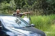 Irvine, Kalifornien: Als eine junge Frau ein Paar findet, das in seinem Auto erschossen wurde, sieht es zuerst nach einer eiskalten Hinrichtung aus. Erst eine fast 150 Kilometer vom Tatort entfernte Überwachungskamera bringt die Ermittler auf eine andere, erschreckende Spur ...