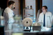 Matteo (Mike Adler, l.) und Elias (Stefan Ruppe, r.) tauschen sich über den Fall "Peter Dekcer" aus. Sie haben einen schlimmen Verdacht.
