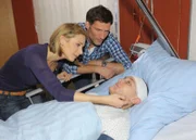 Iris (Kristin Meyer) und Alexander (Clemens Löhr) sind erleichtert, als Lenny (Alexander Becht, lieg.) im Krankenhaus das Bewusstsein wieder erlangt.