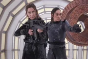 Niylah (Jessica Harmon, l.) und Raven Reyes (Lindsey Morgan, r.).
