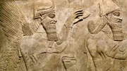 Assyrische Reliefskulpturen, assyrischer König Ashurnasirpal II. und Genie im neunten Jahrhundert. Das Britische Museum, London.