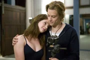 Tara (Xenia Goodwin) und Ethan (Tim Pocock) sind frisch verliebt. Ethan weiß, dass seine Tara wie ein Engel tanzen kann.