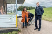 An einer Bushaltestelle ist die Leiche einer jungen Frau gefunden worden. Als örtliche Bestatter sind Lisa (Anna Fischer) und Alfons Taubenbaum (Artus Maria Matthiesen) vom Polizisten Andi Kuhn (Helgi Schmid) wegen des Abtransports gerufen worden. Allerdings ist die Identität der Toten nicht feststellbar, mit wem sollen die Taubenbaums über die Beerdigung reden?