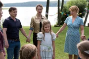 Anna (Ziva-Marie Faske, im VG) hat sich zu ihrem Geburtstag ein Familienfest gewünscht. Ihr Vater Martin (Florian Lukas, l.), seine Freundin Lisa Kupfer (Lisa Wagner, M.) und Petra Zeiler (Jördis Triebel, r.) singen ihr ein Geburtstagslied.