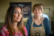 Die quirlige und immer auf die nächste Eroberung hinarbeitende Vanessa (Laila Rouass) schleppt ihre Freundin Sarah Barnaby (Fiona Dolman) in einen Back-Kurs.