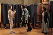 Nachdem Sue (Eden Sher, l.) Axl (Charlie McDermott, 2.v.l.) vor lauter Panik mit dem Auto über den Fuß gefahren ist, überredet er sie, ihn trotz ihrer Angst zum Wahllokal zu bringen, denn er darf das erste Mal wählen. Doch Sue will ihn nur in Begleitung von Tante Edie (Jeanette Miller, r.) fahren ...