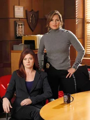 Alicia Harding (Debra Messing, l.) moderiert die Fernsehsendung 'Kinderschänder in der Nachbarschaft', in der Pädophile live vor der Kamera gestellt werden. Doch nun wird sie selbst Opfer unzähliger Drohungen. Detective Olivia Benson (Mariska Hargitay) nimmt sich dem Fall an.