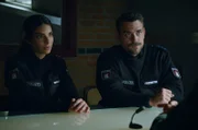 Isa (Lilli Hollunder) und Kris (Marc Barthel) wollen herausfinden, was hinter dem Anschlag auf den Leiter einer gemeinnützigen Hilfsorganisation in Billstedt steckt.