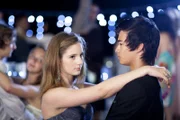 Tara (Xenia Goodwin) und Christian (Jordan Rodrigues) gemeinsam auf dem Studentenball. Leider ist die Stimmung nicht besonders berauschend.