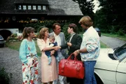 Frau Michaelis (Evelyn Hamann) ist völlig durcheinander. Sie fährt nach Kanada. Die Familie Brinkmann verabschiedet sie: Udo (Sascha Hehn, re.), Frau Michaelis (Evelyn Hamann), Prof. Brinkmann (Klausjürgen Wussow), Christa mit Benjamin (Gaby Dohm und Andreas Winterhalder), Carola (Olivia Pascal).