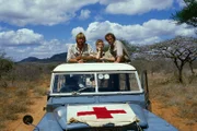 Udo (Sascha Hehn, li.), Erika (Lisa Kreuzer, Mi.) und Vollmers (Christian Kohlund, re.) sind unterwegs zu einem Hilfseinsatz in die afrikanische Steppe.